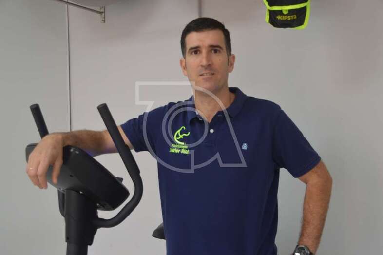 Javier Riol, en su consulta de Playa del Hombre (Foto TA)